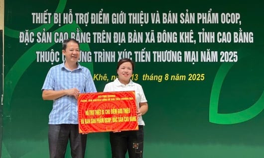 Bàn giao thiết bị hỗ trợ điểm giới thiệu và bán sản phẩm OCOP tại xã Đông Khê - Báo Cao Bằng điện tử
