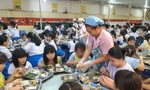 Hanoi unterstützt offiziell das Mittagessen für Grundschüler sowohl an öffentlichen als auch an privaten Schulen