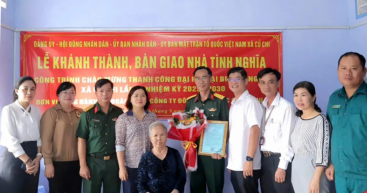Cu Chi Commune hands over gratitude house to the child of Vietnamese Heroic Mother Nguyen Thi Lang