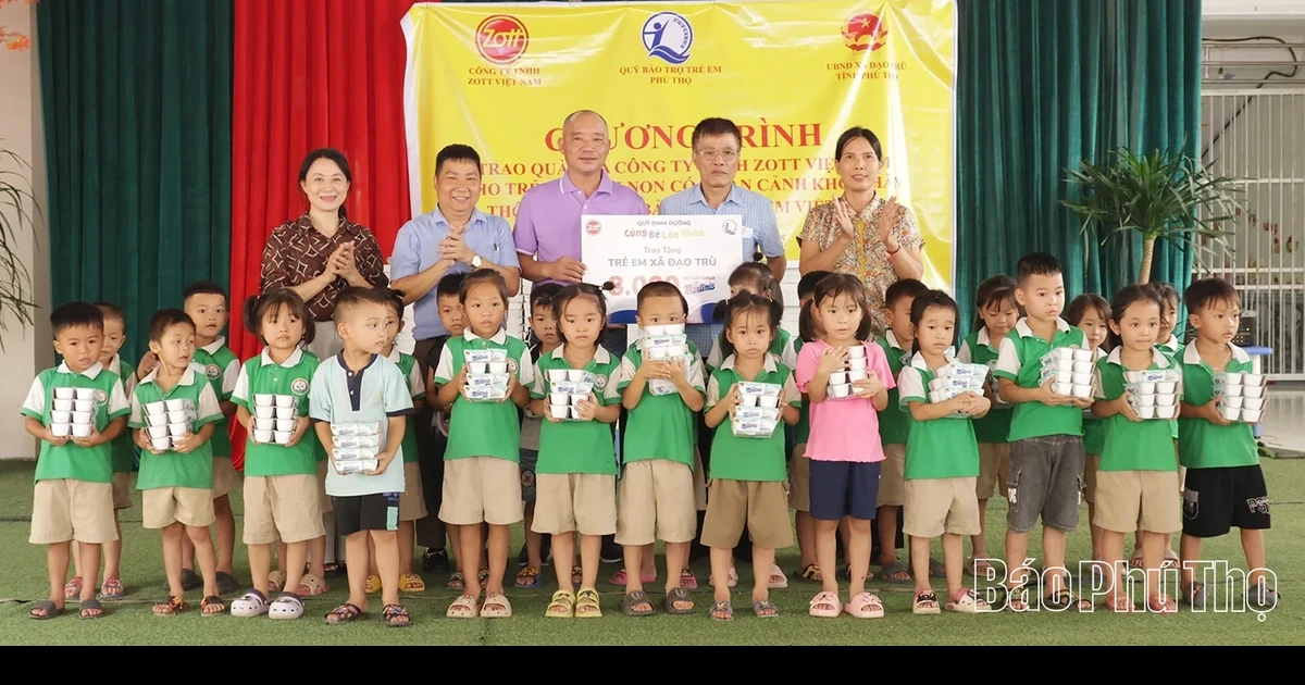 Tặng quà cho trẻ em mầm non có hoàn cảnh khó khăn ở xã Đạo Trù