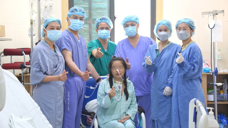 Lần đầu tiên Việt Nam ghép thành công đồng thời tim - phổi cho người bệnh suy đa tạng -0