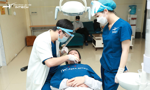 Trồng răng Implant mà không ăn được như răng thật, lỗi do đâu?