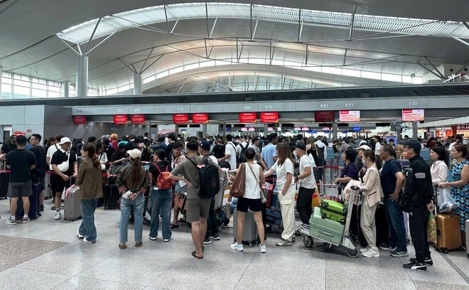Sân bay Tân Sơn Nhất đã hoạt động vượt xa công suất thiết kế, đây là sân bay đông đúc nhất cả nước với lượng hành khách rất lớn. (Ảnh: PV/Vietnam+)
