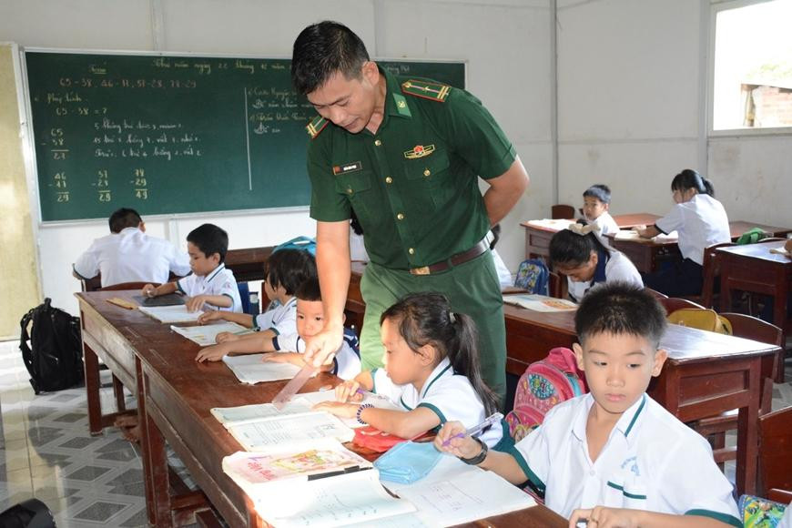 Thầy giáo quân hàm xanh nâng bước học trò nghèo
