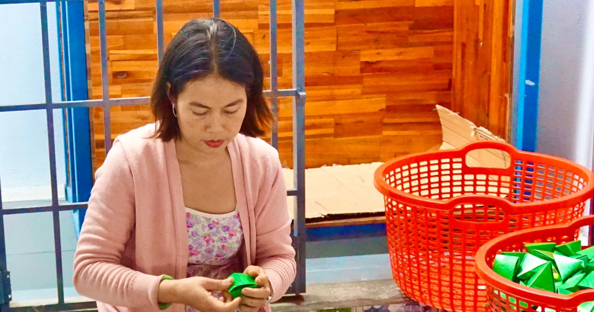Giữ nghề bánh ít lá gai giữa nhịp sống đô thị hóa