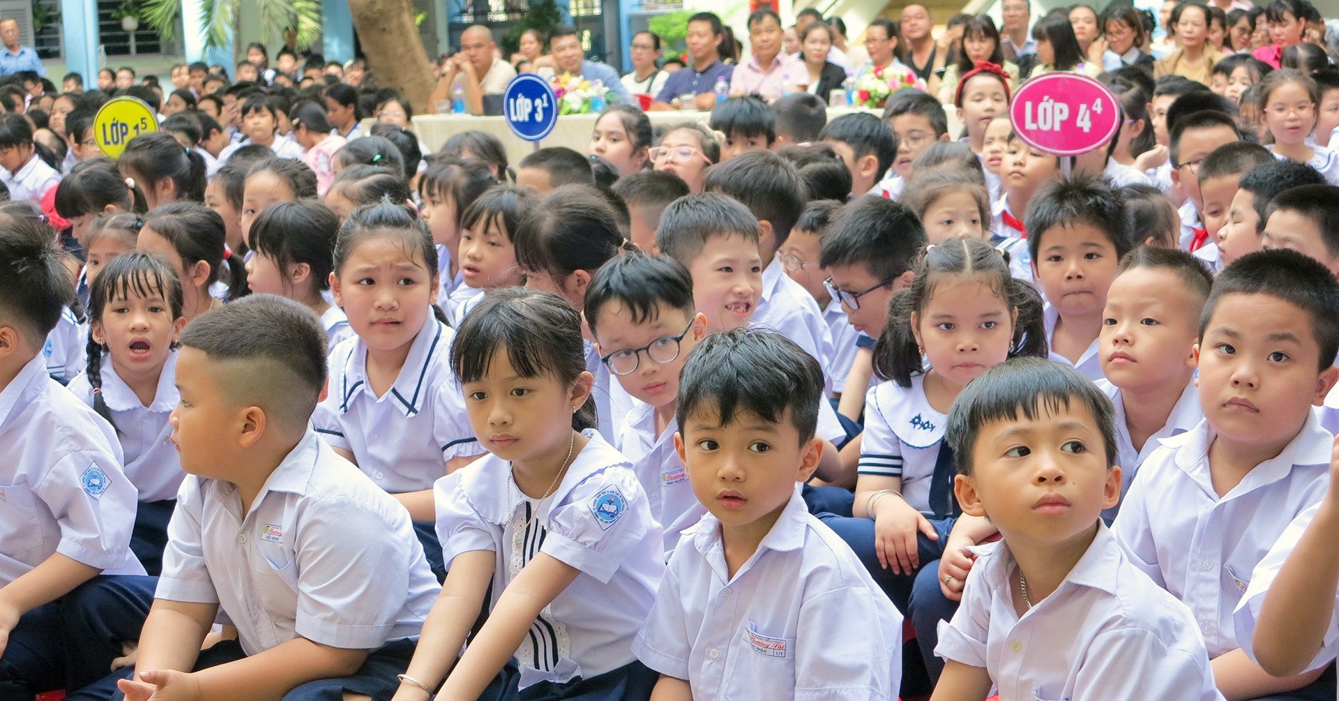 Alle Schüler in Khanh Hoa tragen die gleiche Uniform aus weißem Hemd und blauer Hose.