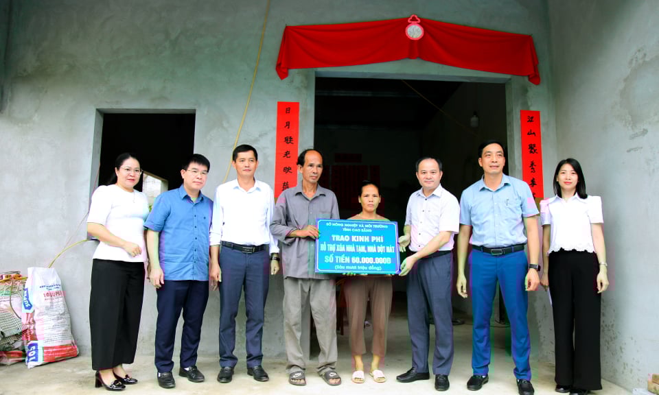 Sở Nông nghiệp và Môi trường trao kinh phí hỗ trợ xóa nhà tạm, nhà dột nát cho hộ nghèo xã Đức Long - Báo Cao Bằng điện tử