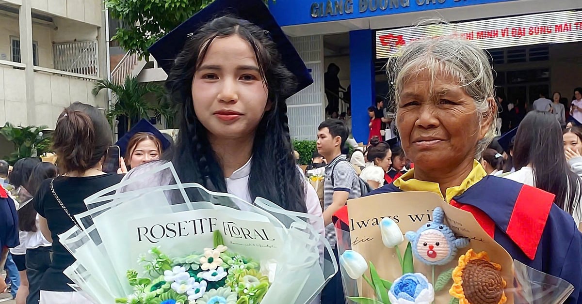 Nữ sinh sư phạm bỗng nổi tiếng vì clip mặc áo tốt nghiệp cho mẹ