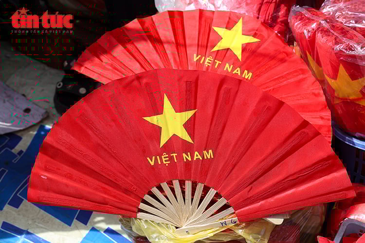 Thị trường áo phông, cờ Tổ quốc ngập tràn phố Hàng Mã chào đón ngày lễ trọng đại
