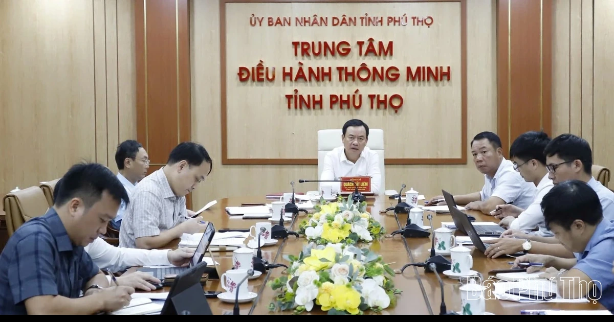 Phó Chủ tịch UBND tỉnh Quách Tất Liêm nghe báo cáo công tác triển khai đầu tư Dự án đầu tư xây dựng đường Hòa Lạc - Hòa Bình