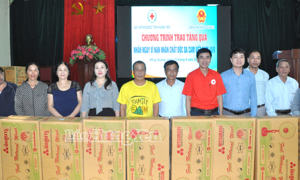 Trao quạt điện tặng nạn nhân chất độc da cam tại xã Hồng Quang