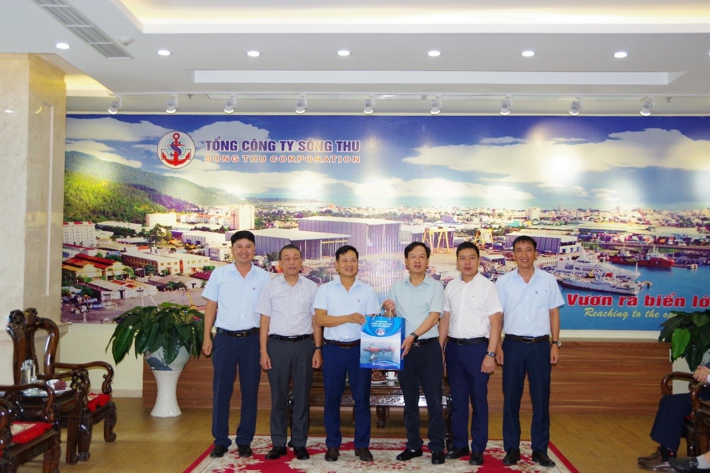 Cảng Hải Phòng kiểm tra tiến độ dự án đóng mới tàu lai Azimuth, tăng cường năng lực khai thác tại cảng nước sâu Lạch Huyện