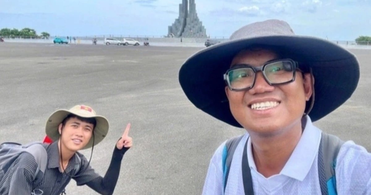 Đôi bạn đi bộ 1.500km từ TPHCM ra Hà Nội dự lễ Quốc khánh