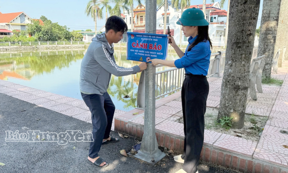 Nguyen Trai Commune Youth Union: Hanging warning signs to prevent drowning accidents