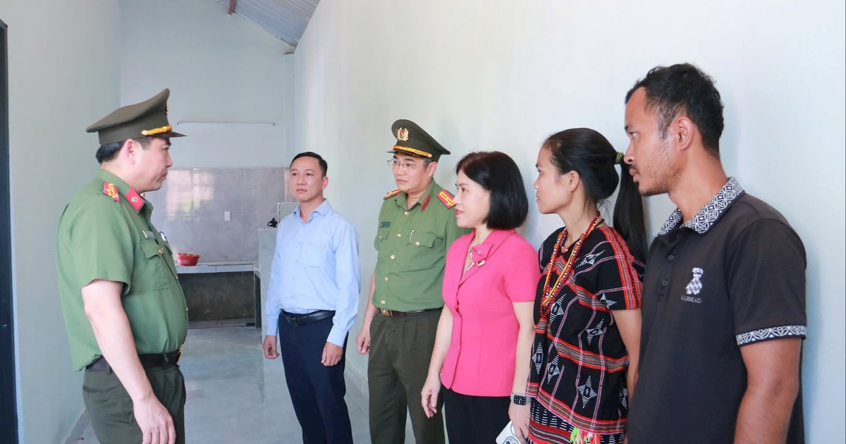 Bàn giao 9 ngôi nhà cho hộ nghèo tại xã Sông Kôn và Sông Vàng