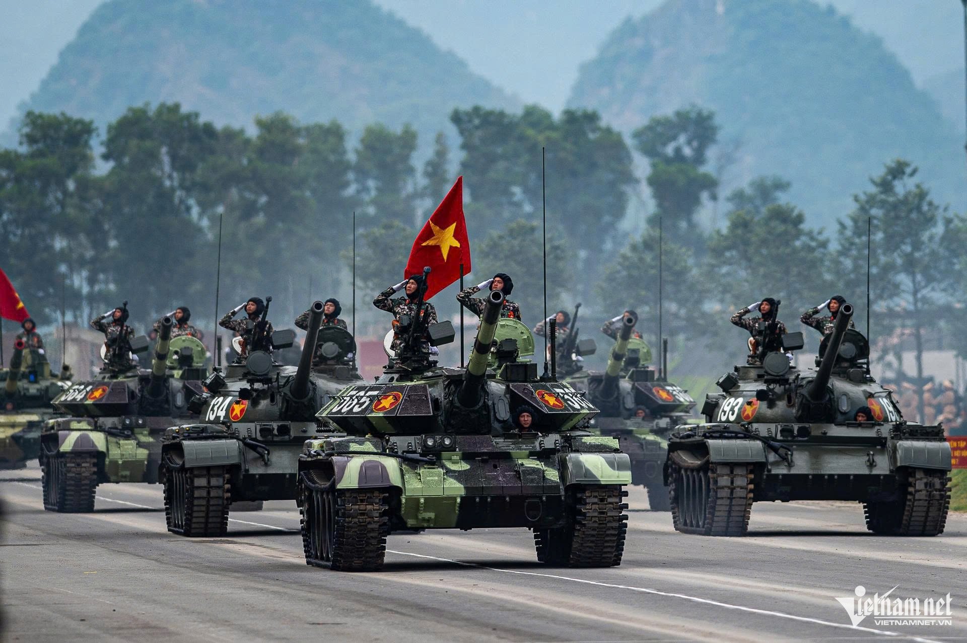 Phương tiện đặc chủng chiến đấu chống khủng bố lần đầu hợp luyện diễu binh