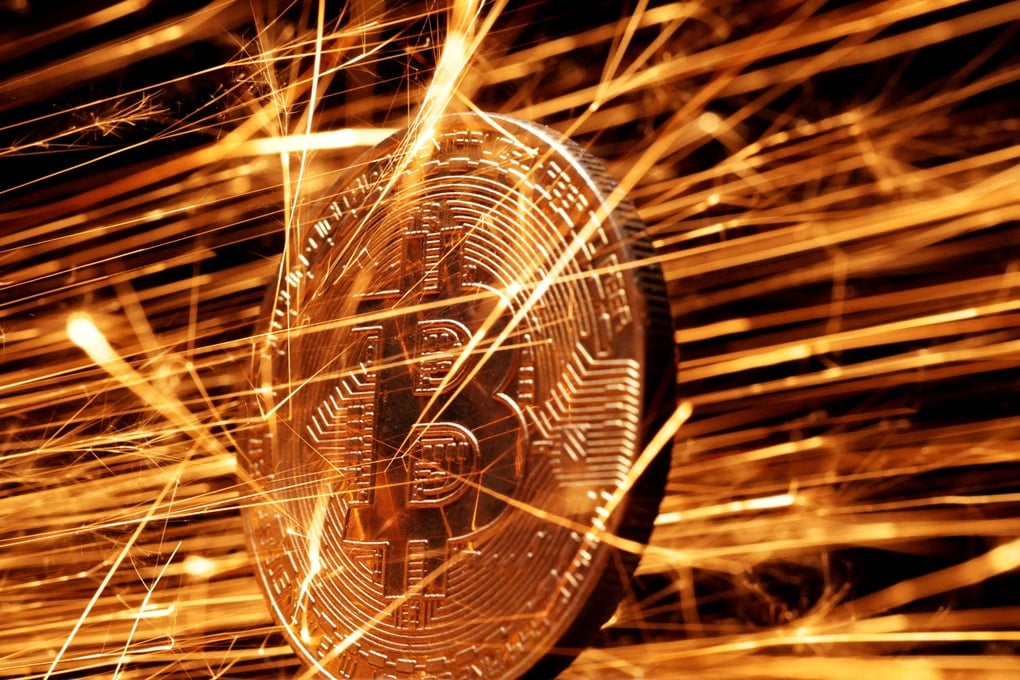 Bitcoin xô đổ kỷ lục 124.000 USD - 1
