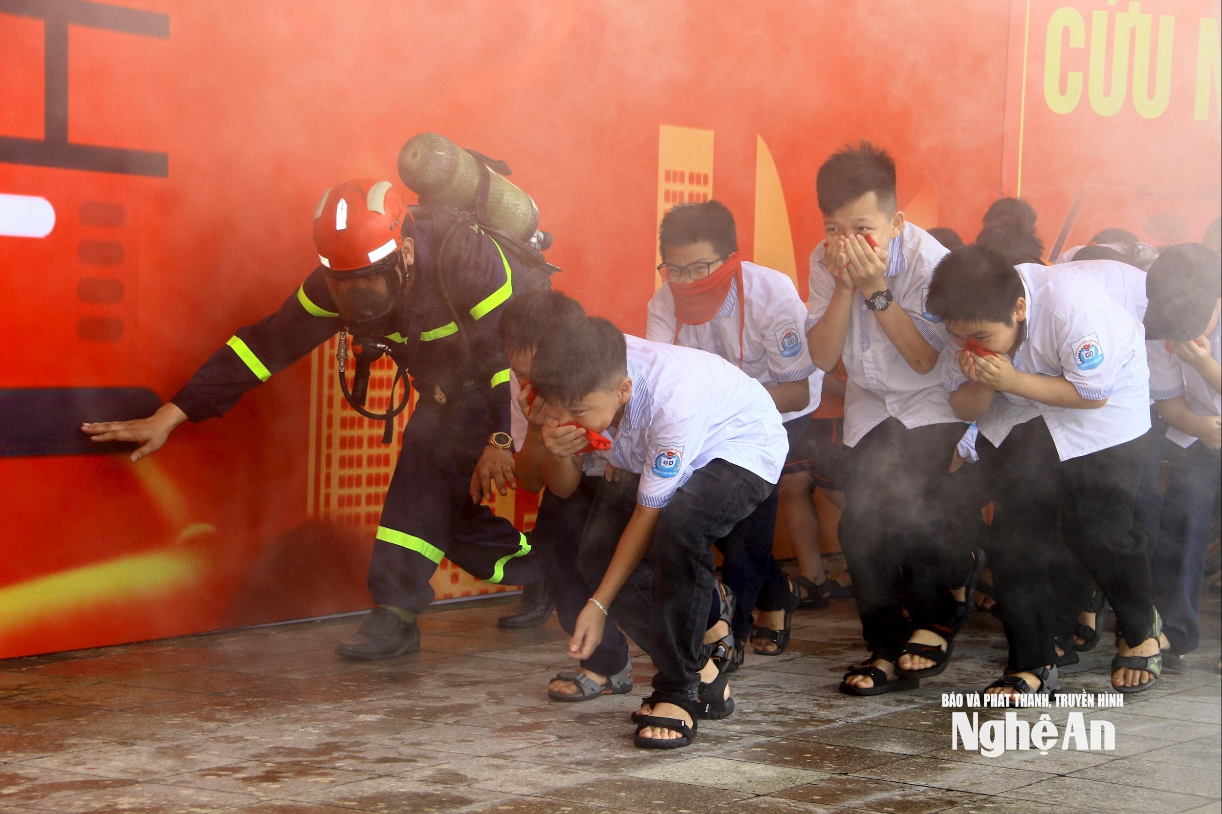 Hướng dẫn các em học sinh thoát nạn trong môi trường nhiều khói độc