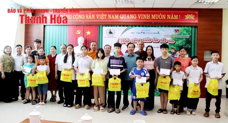 Trao qùa cho 100 trẻ em khuyết tật, mồ côi tại Thanh Hóa