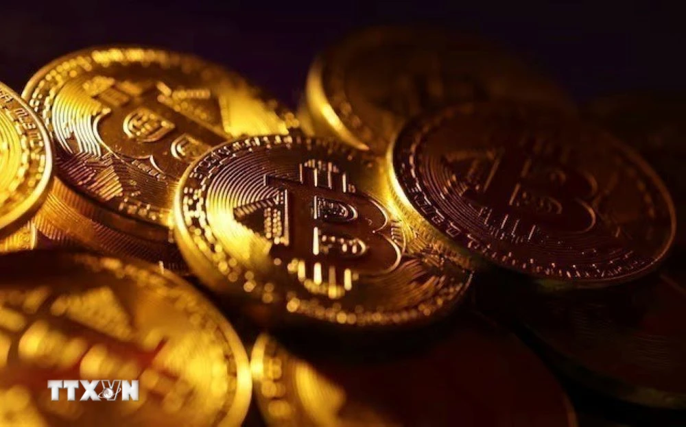 Bitcoin lập kỷ lục mới khi nhà đầu tư đổ xô vào các tài sản rủi ro