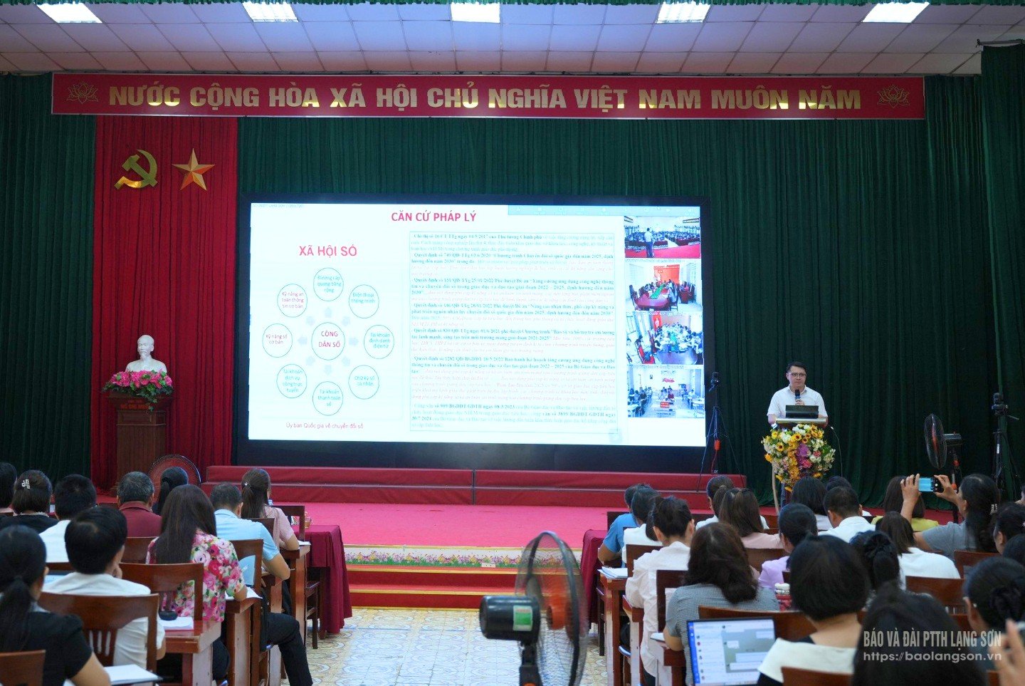 Báo cáo viên trình bày nội dung tập huấn