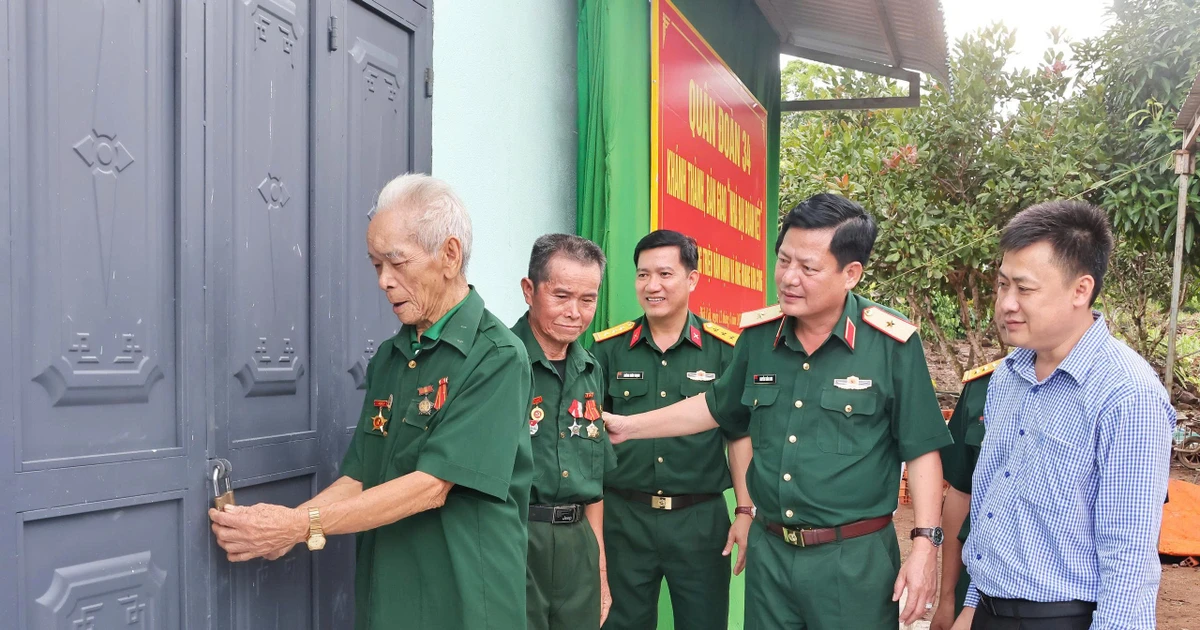 Quân đoàn 34 bàn giao 2 căn nhà cho hộ gia đình có hoàn cảnh khó khăn