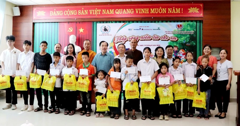 Trao qùa cho 100 trẻ em khuyết tật, mồ côi tại Thanh Hóa