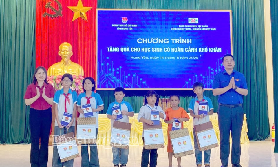 Trao quà tặng học sinh có hoàn cảnh khó khăn tại xã A Sào