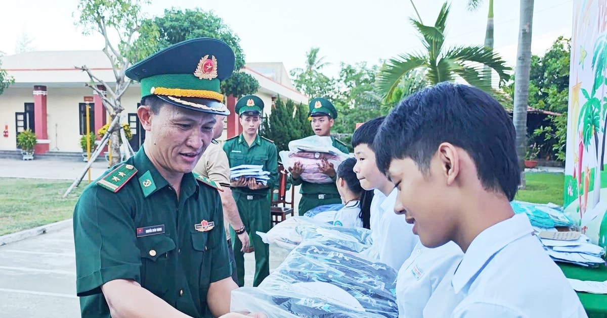 ការ​ផ្តល់​អំណោយ​ជួយ​ដល់​សិស្ស​ដែល​ជួប​ការ​លំបាក​បាន​ទៅ​រៀន