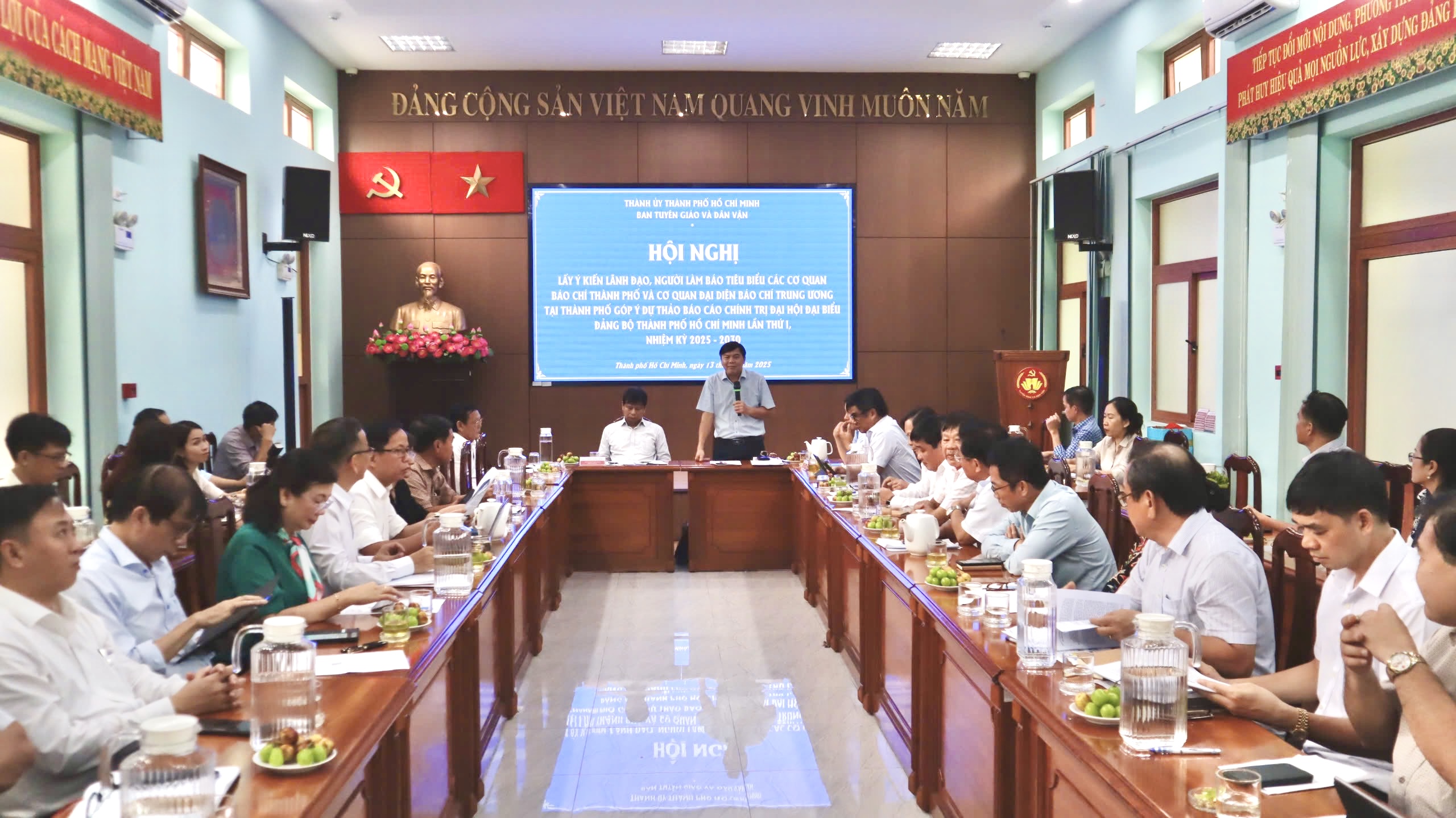 Báo chí đóng góp nhiều ý kiến tâm huyết cho văn kiện Đại hội Đảng của TP.HCM- Ảnh 1.