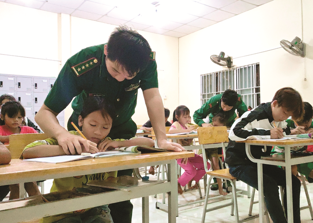 Lớp học tình thương của thầy giáo ‘tay ngang’ - Ảnh 1.