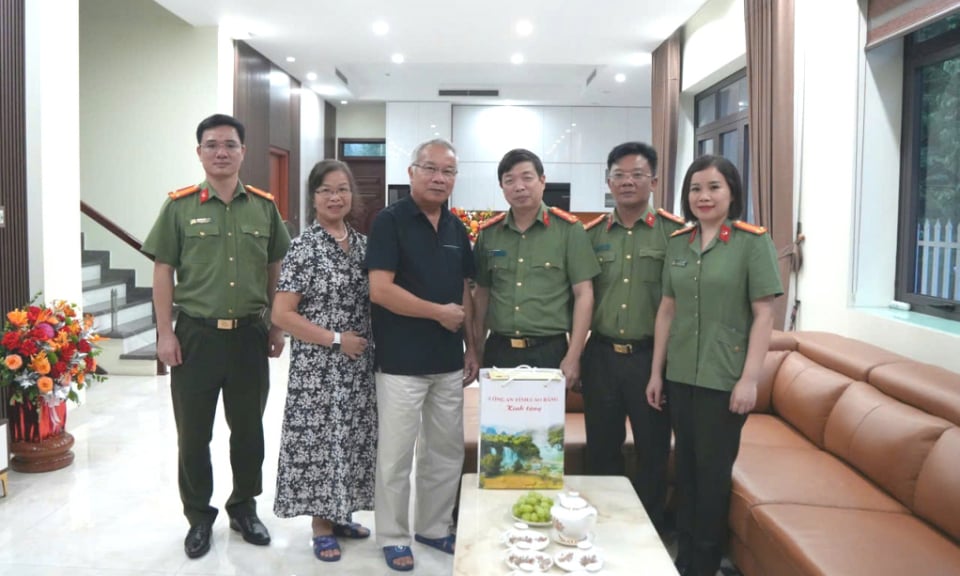 Công an tỉnh thăm, tặng quà các đồng chí nguyên lãnh đạo Công an tỉnh  - Báo Cao Bằng điện tử