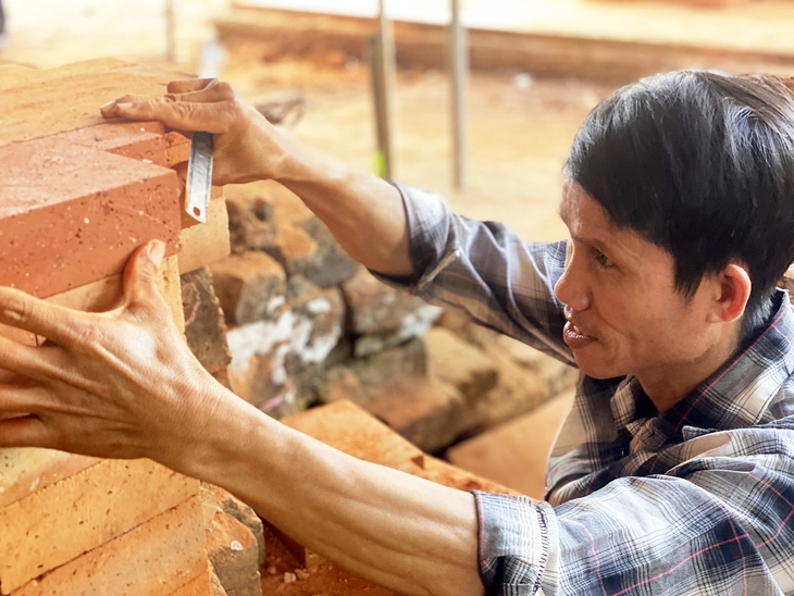 Half a century of reconstructing My Son: Special 'experts' in the temple tower area