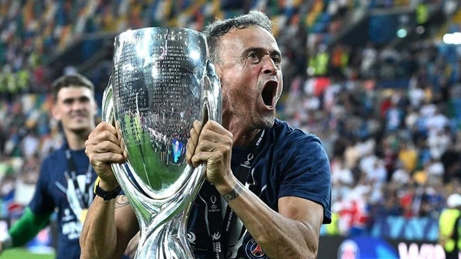 Il PSG vince la Supercoppa Europea per la prima volta, completando uno storico quintuplo.
