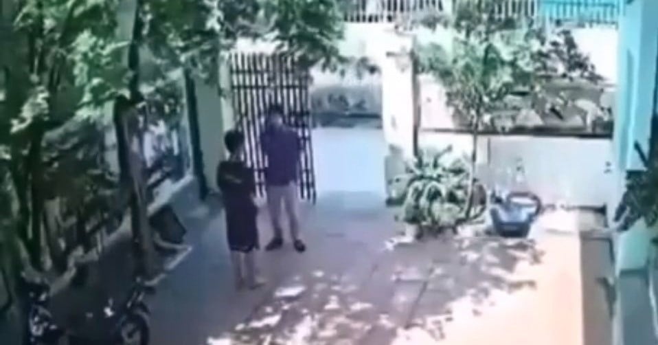 Nam sinh bị thủng màng nhĩ sau khi bị thầy giáo đến tận nhà đánh