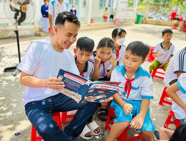 Đại sứ văn hóa đọc Trung Nghĩa, ca sĩ Duyên Quỳnh đồng hành với 'Sách trao em'- Ảnh 1.