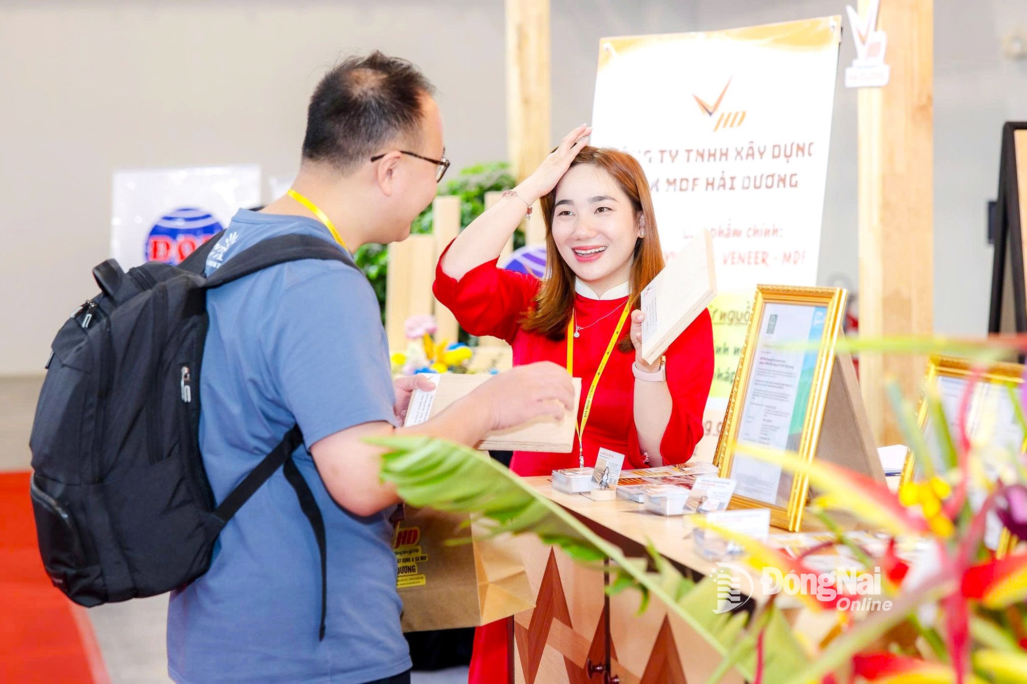 Khách xem sản phẩm ngành gỗ của doanh nghiệp Đồng Nai trưng bày tại Hội chợ Máy và nguyên liệu gỗ quốc tế Bình Dương 2025. Ảnh: Vương Thế
