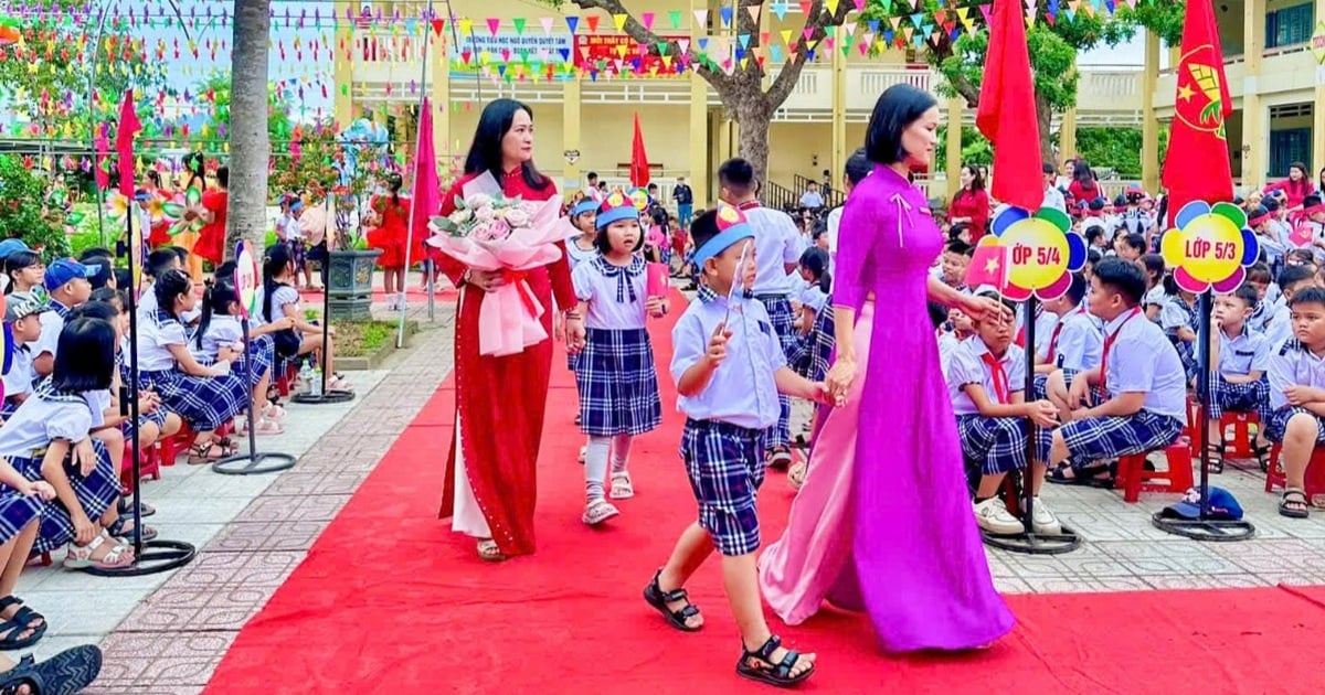 Phường kêu gọi “đổi” hoa khai giảng lấy quà cho học sinh nghèo
