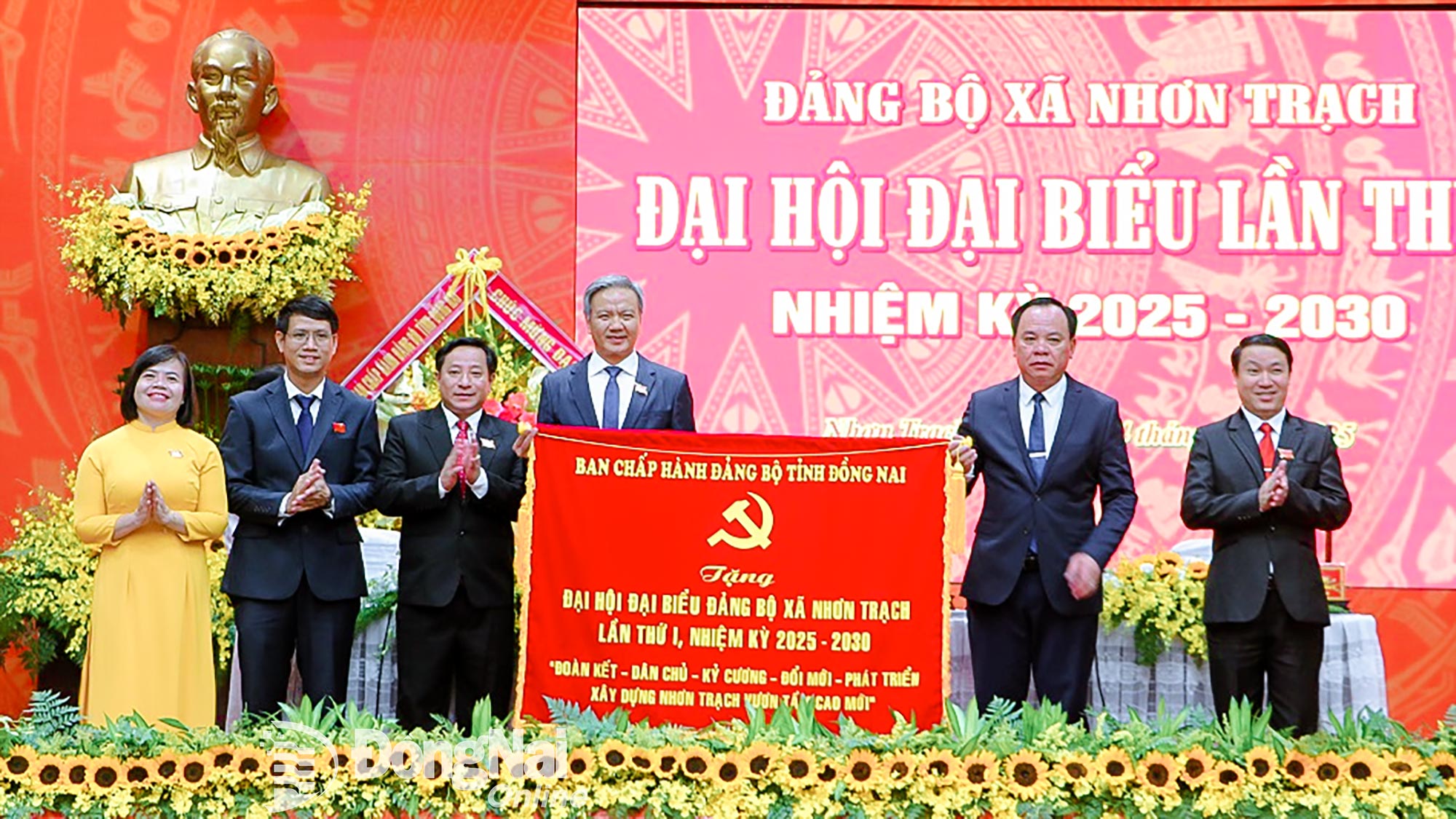 Đồng chí Võ Tấn Đức, Phó Bí thư Tỉnh ủy, Chủ tịch UBND tỉnh Đồng Nai trao bức trướng của Ban Chấp hành Đảng bộ tỉnh tặng đại hội. Ảnh: Phạm Tùng
