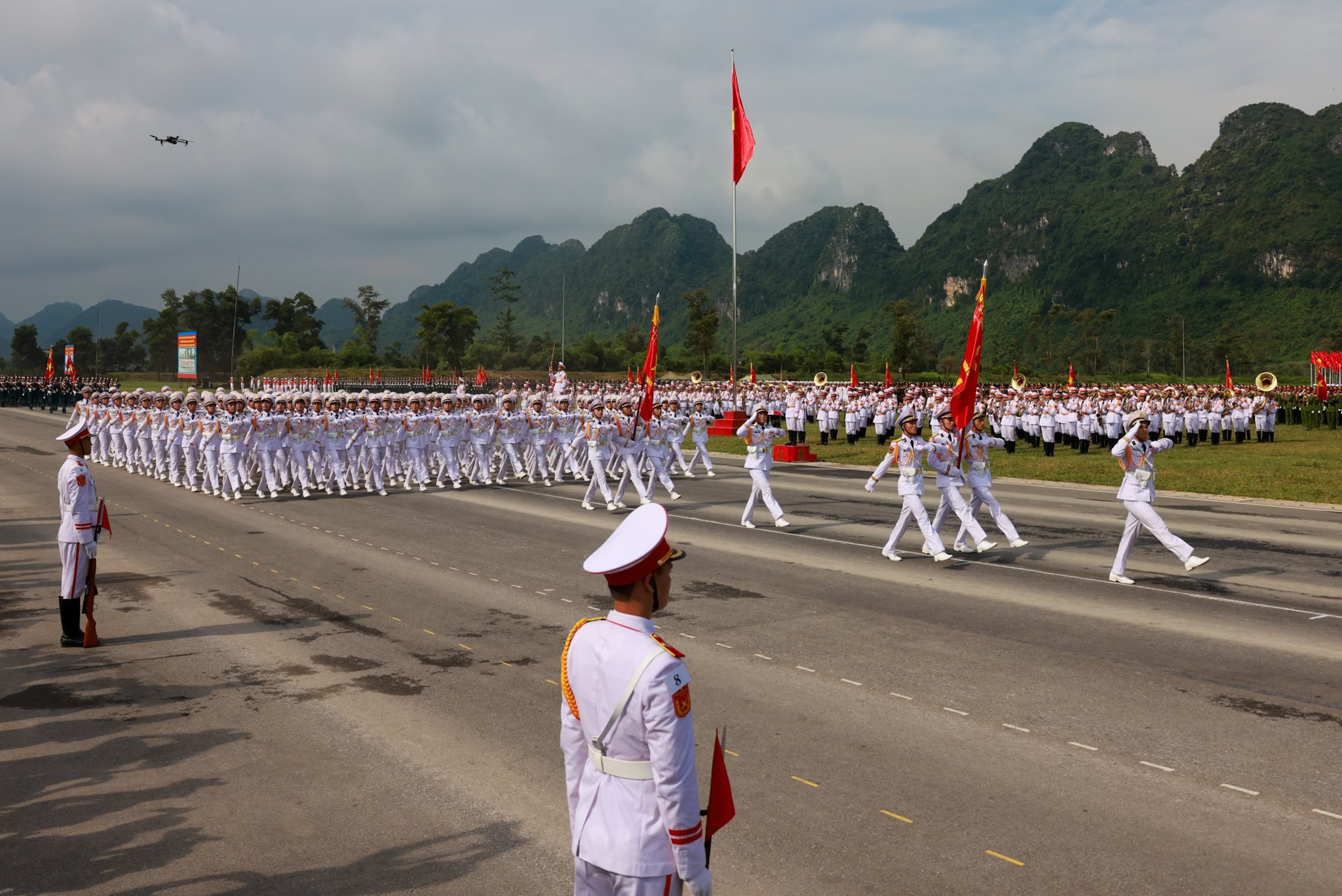 Bộ đội Hải quân luyện tập diễu binh Quốc khánh 2.9 trên bờ, dưới biển- Ảnh 2.