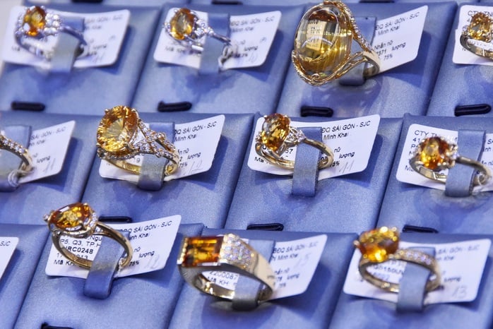 Giá vàng hôm nay 14-8 tăng tiếp khi đồng USD suy yếu và kỳ vọng cắt giảm lãi suất - Ảnh 1.