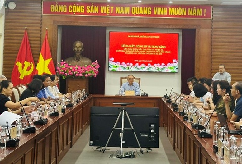 Lễ ra mắt, công bố và trao tặng Cẩm nang hướng dẫn thực hiện các nhiệm vụ phân cấp, phân định thẩm quyền cho UBND cấp xã trong lĩnh vực văn hóa, thể thao và du lịch