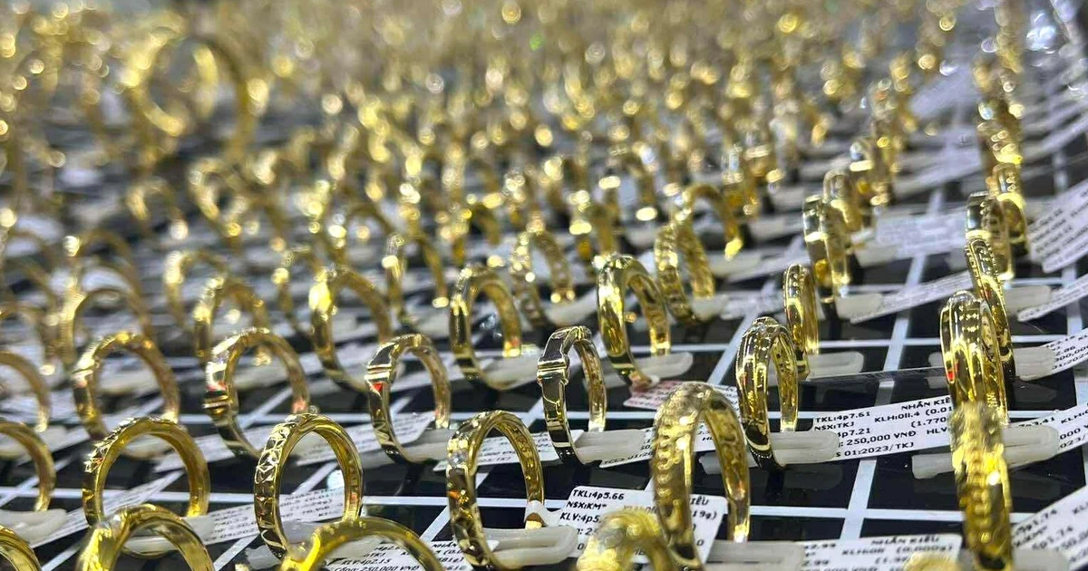 Giá vàng trong nước tăng vọt, tiến dần về mốc 125 triệu đồng/lượng