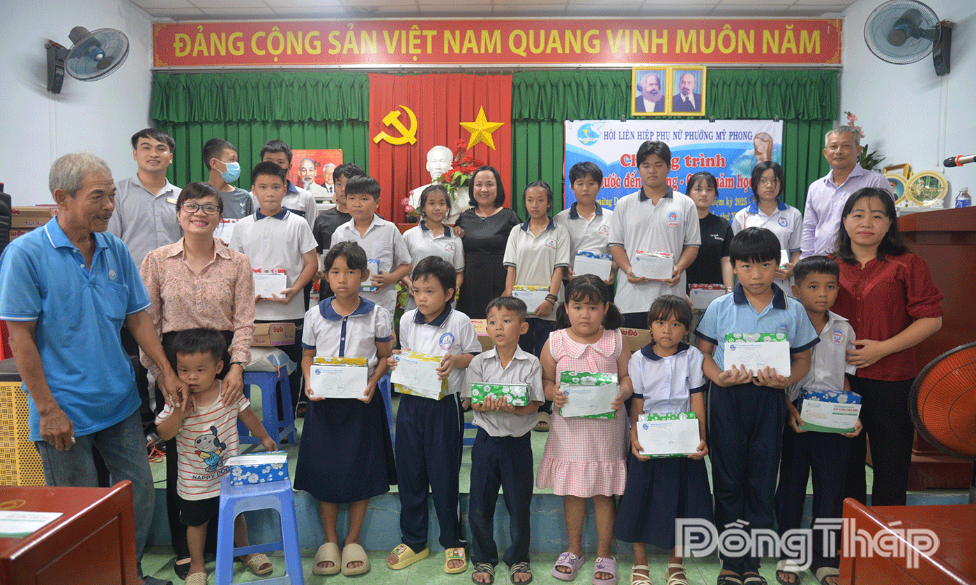Trao quà cho trẻ em mồ côi.