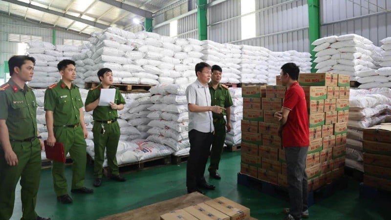 Công an kiểm tra kho hàng giả của công ty TNHH Famimoto do Nguyễn Văn Hưng làm giám đốc.