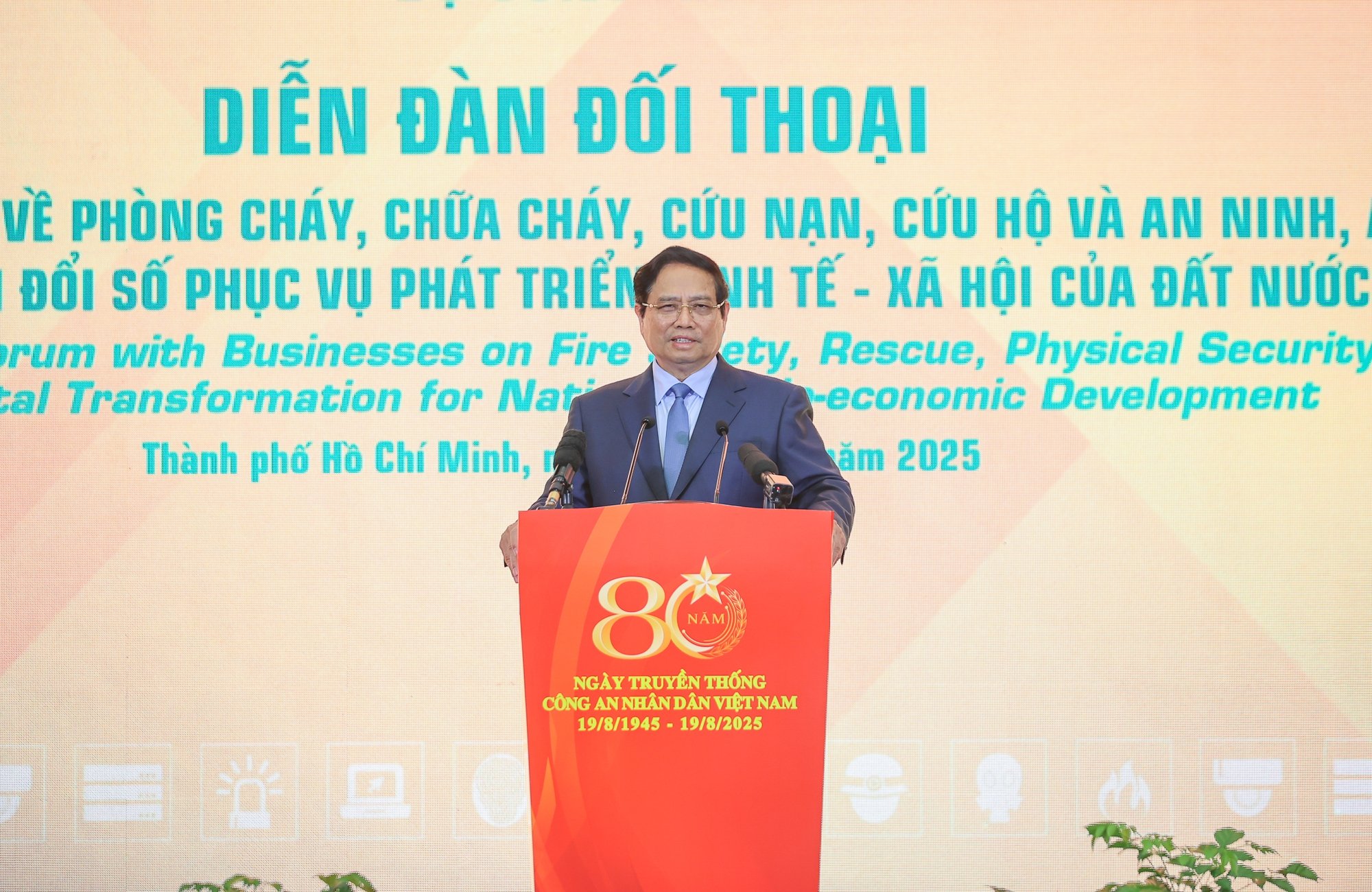 នាយករដ្ឋមន្ត្រី៖ កសាងវប្បធម៌បង្ការ ពន្លត់អគ្គីភ័យ បង្ការគ្រោះមហន្តរាយធម្មជាតិ លើកកំពស់ជំនាញសង្គ្រោះក្នុងចំណោមប្រជាពលរដ្ឋទាំងមូល - រូបថត ១.