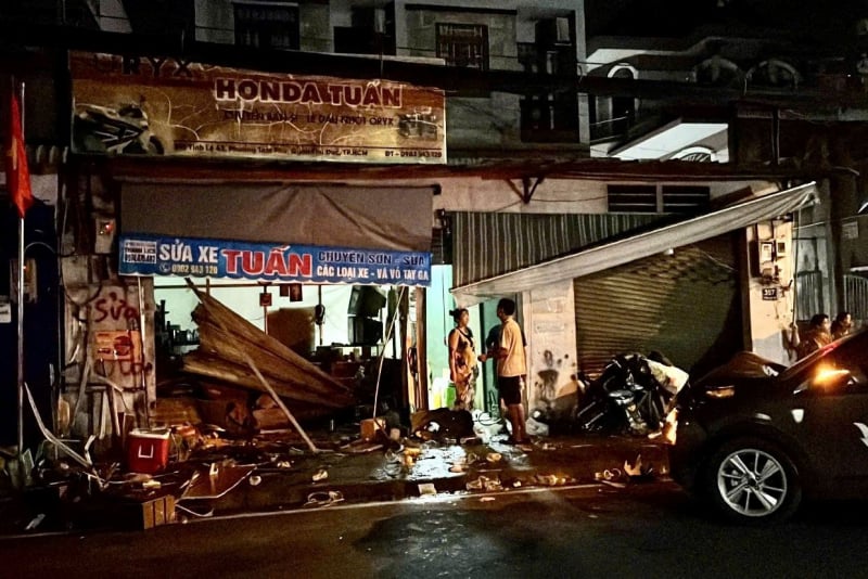 Xác minh vụ taxi công nghệ lao lên vỉa hè tông 2 người bị thương -0
