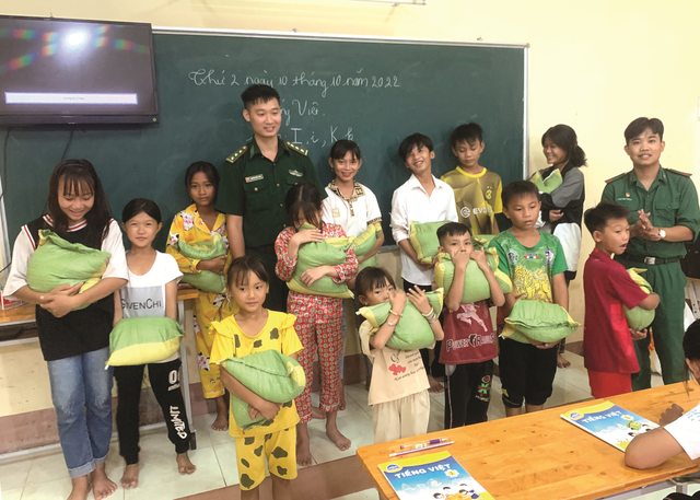 Lớp học tình thương của thầy giáo ‘tay ngang’ - Ảnh 4.
