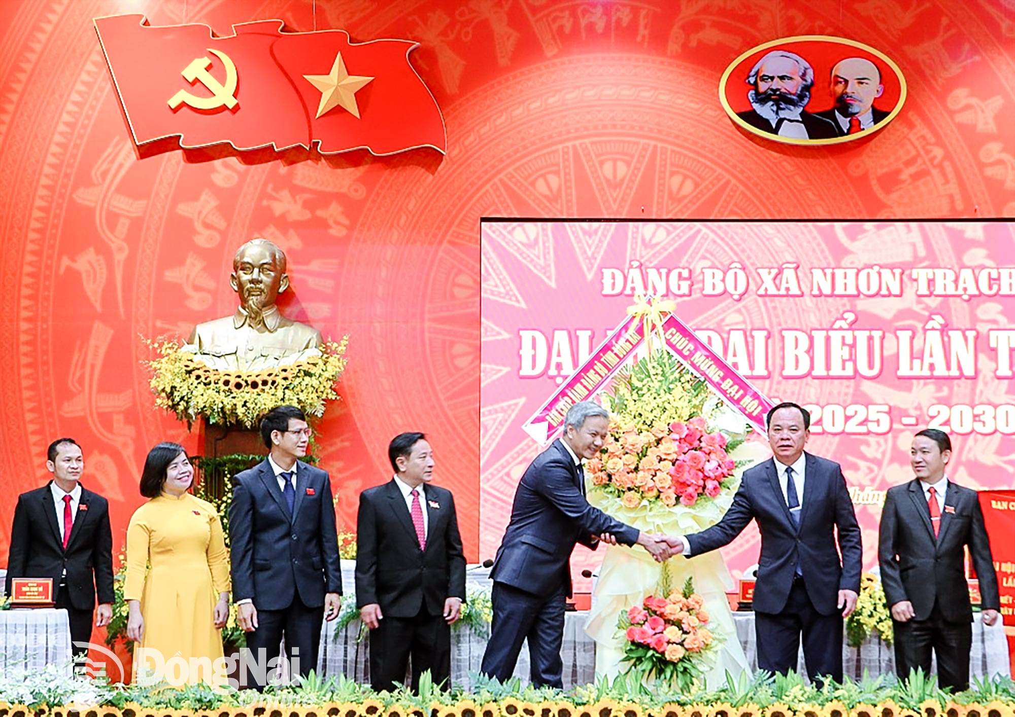 Đồng chí Võ Tấn Đức, Phó Bí thư Tỉnh ủy, Chủ tịch UBND tỉnh Đồng Nai trao lẵng hoa của Ban Chấp hành Đảng bộ tỉnh chúc mừng đại hội. Ảnh: Phạm Tùng