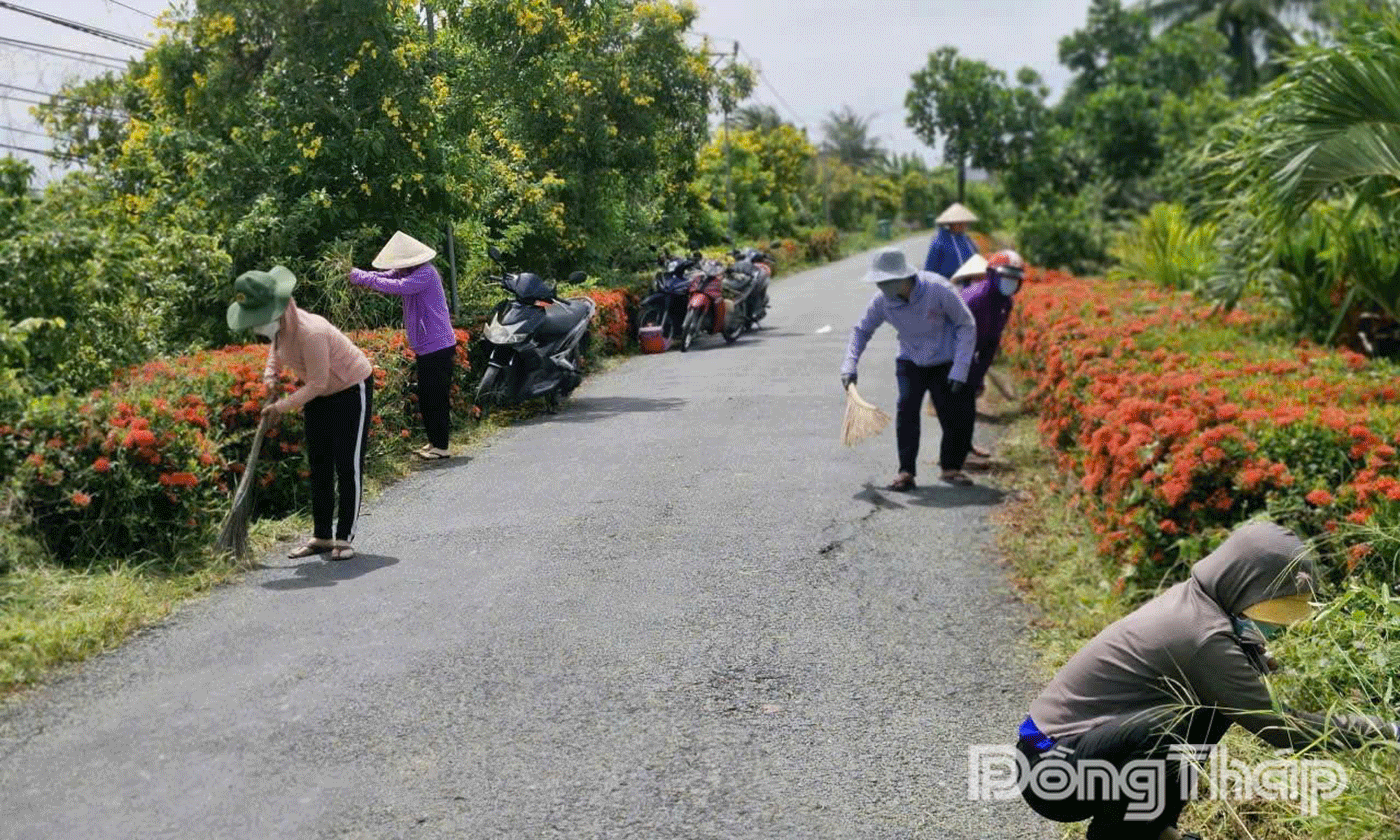 Hội LHPN xã Hưng Thạnh ra quân dọn vệ sinh, chăm sóc tuyến đường hoa.